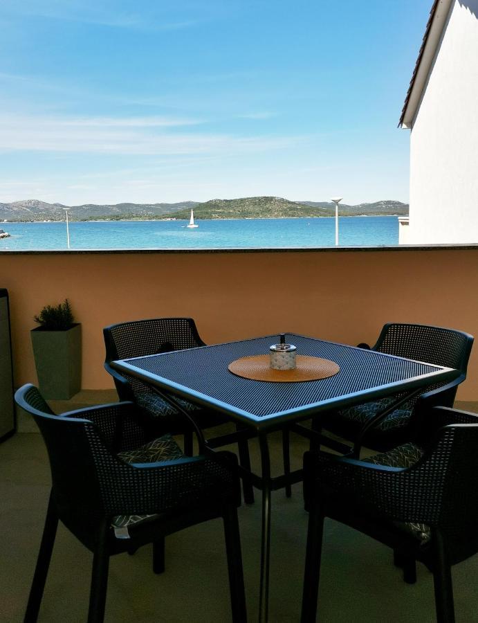 Apartment Roman Betina  Buitenkant foto